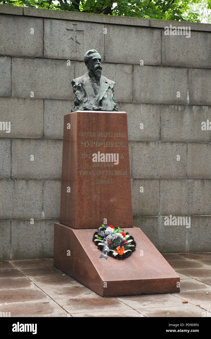 Tomba di statista russo e uomo politico Sergey Muromtsev presso il Cimitero di Donskoye a Mosca, in Russia. Sergey Muromtsev era il presidente della Prima duma imperiale eletto dopo il manifesto di ottobre nel 1906. Il busto in bronzo sulla tomba fu progettato da scultore russo Paolo Troubetzkoy (1912). Foto Stock