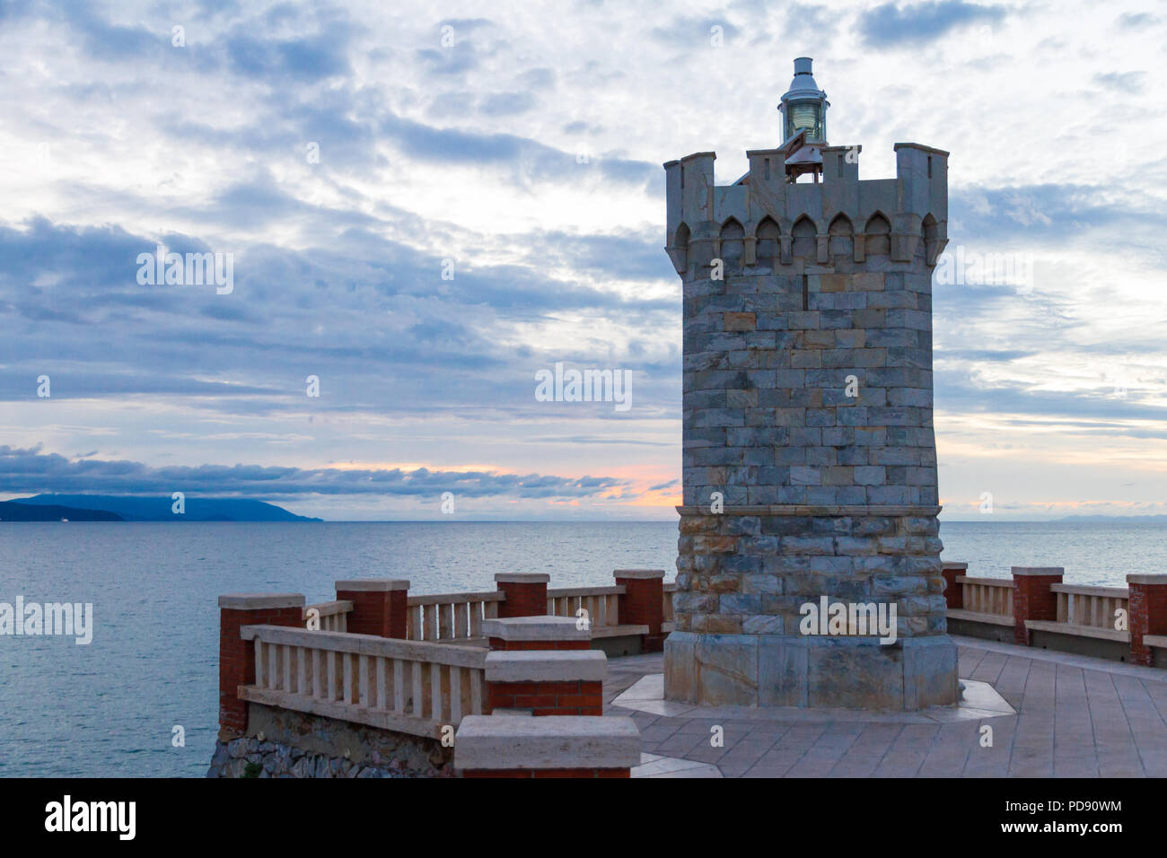 La Rocchetta Lighthause in piazza Bovio, Piombino, Italia, al tramonto Foto Stock