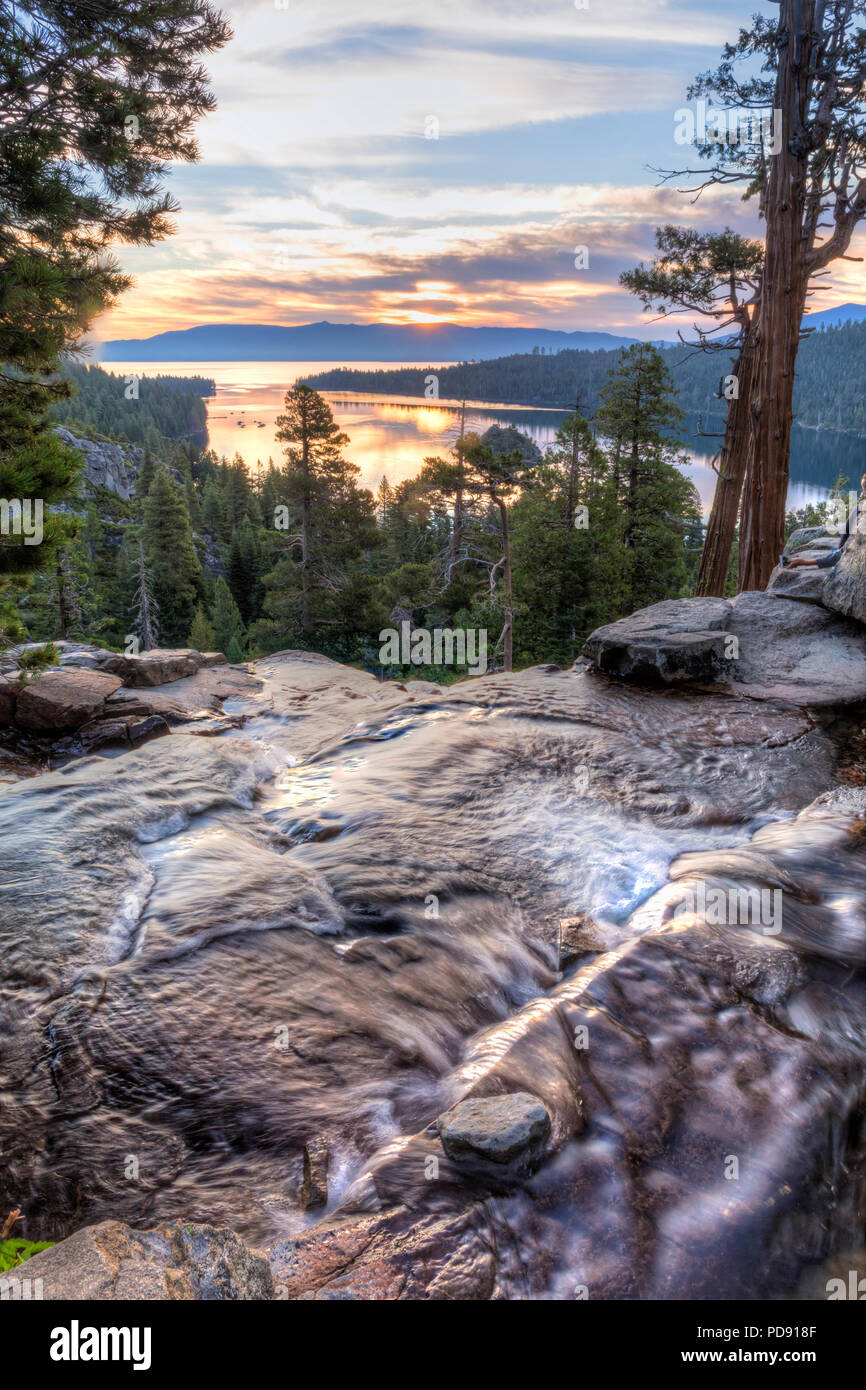 Sunrise colorati sulla Emerald Bay dalla cima di Eagle Falls off Lake Tahoe in California. Foto Stock