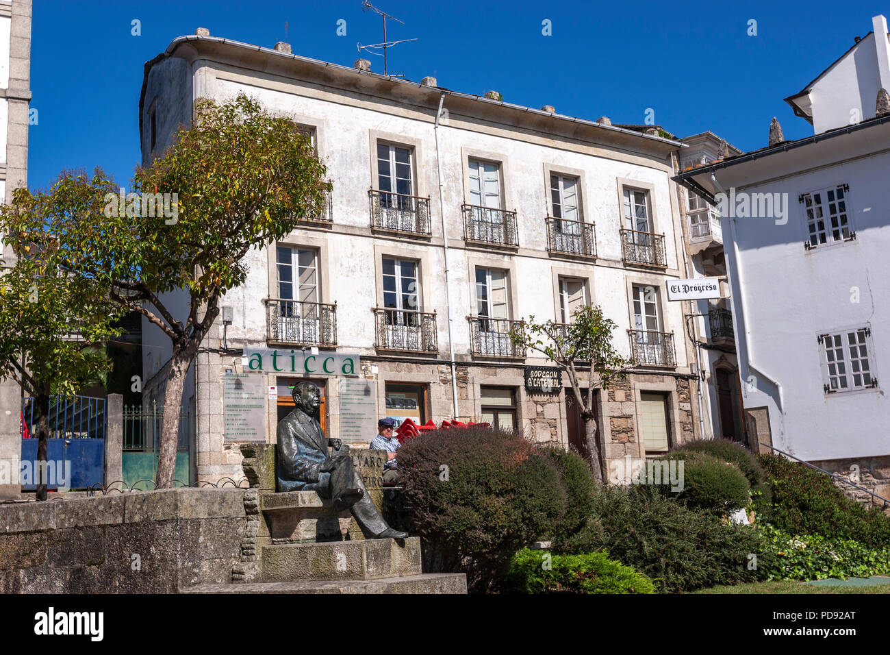 Uomo seduto vicino alla statua in bronzo di Alvaro Cunqueiro, da Juan Puchades, in Mondo do, provincia di Lugo, Galizia, Spagna Foto Stock