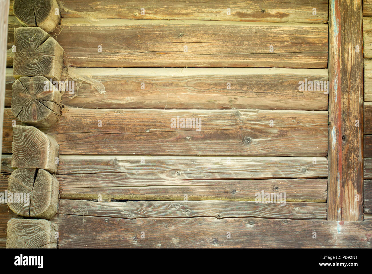 Grunge di sfondo naturale scavata vecchi logs. La parete di una casa colonica. Foto Stock