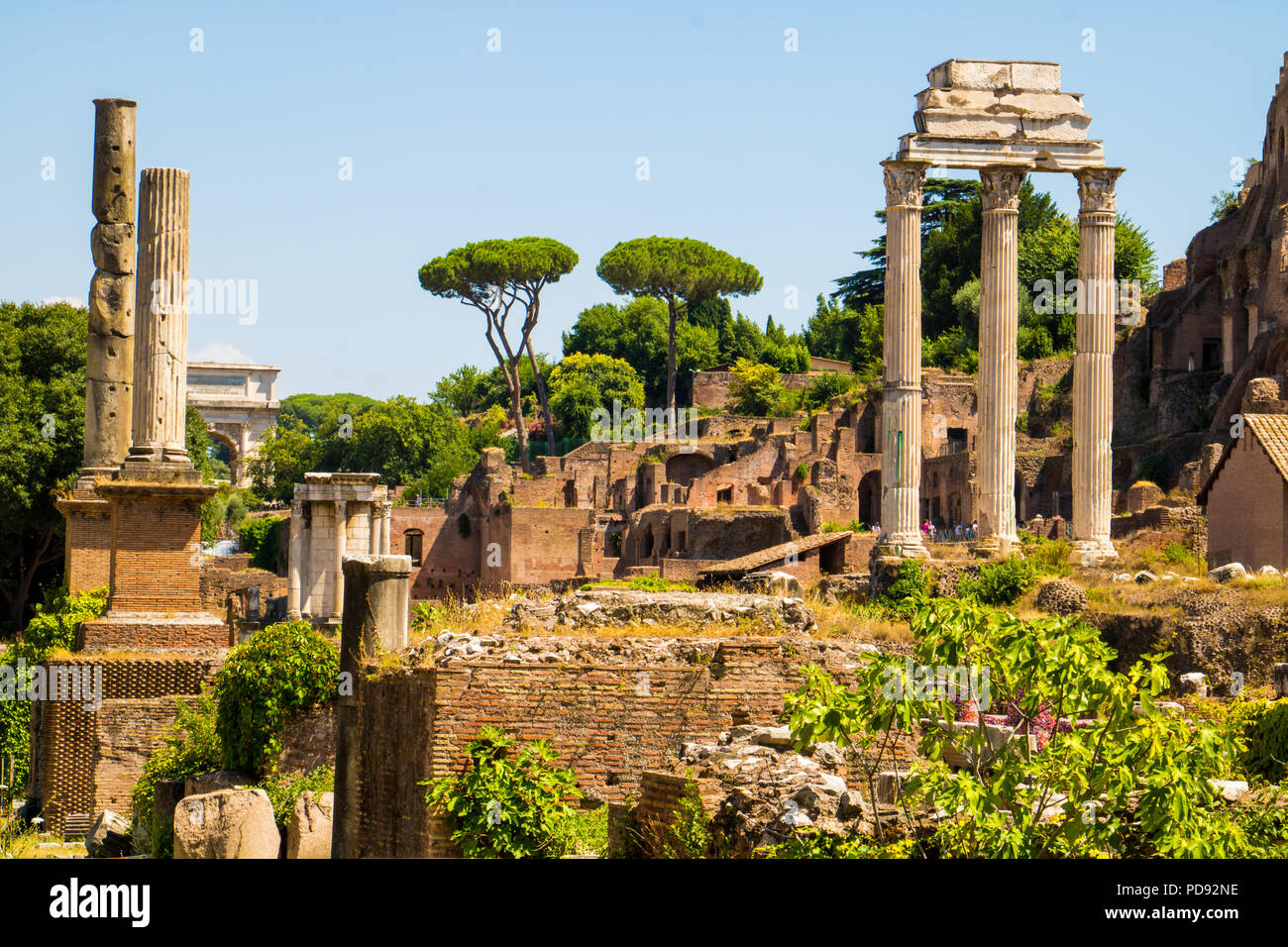 I templi, archi e colonne rotto al Foro Romano in Italia a Roma sono i resti del cuore di Roma antica. Foto Stock