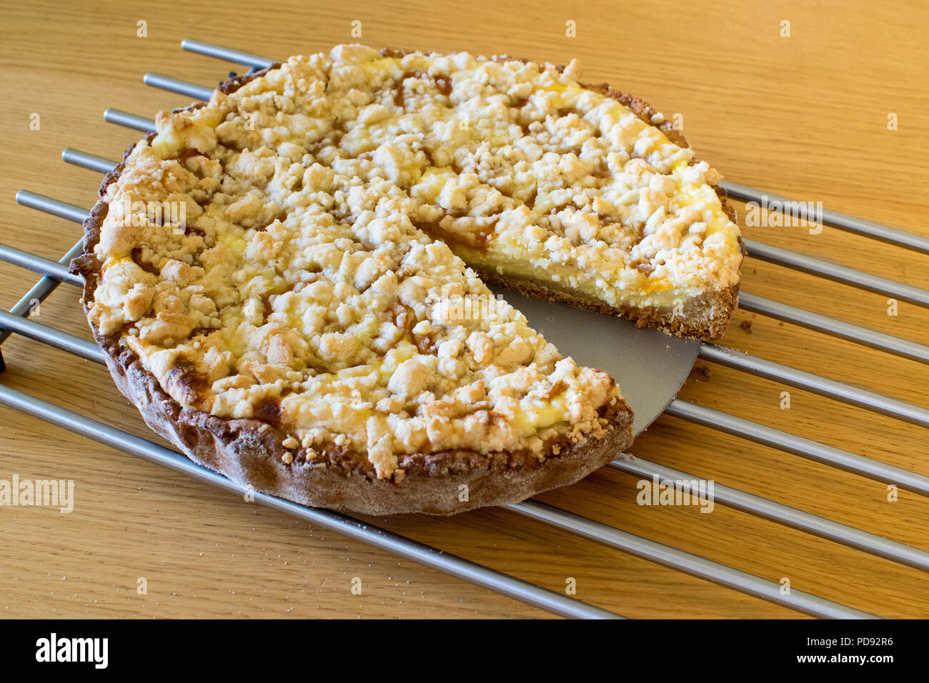 Un grafico a torta dolce sulla scrivania in legno. Foto Stock