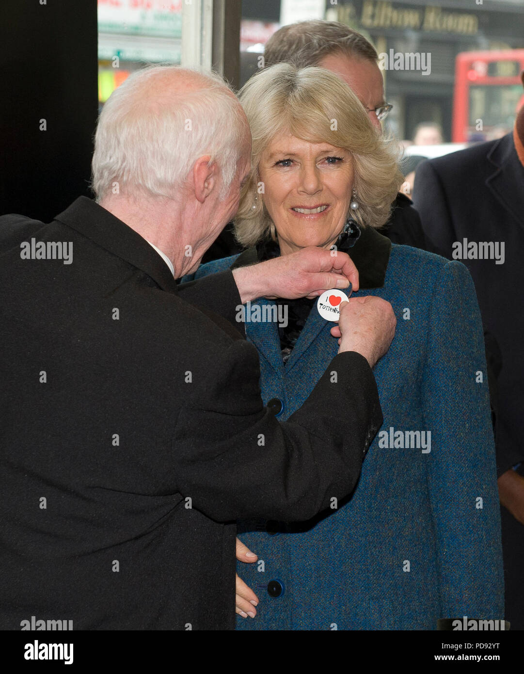 Charles Principe di Galles e la duchessa di Cornovaglia visita il High Street di Tottenham sei mesi dopo le scene di eccessiva disordini. Foto Stock