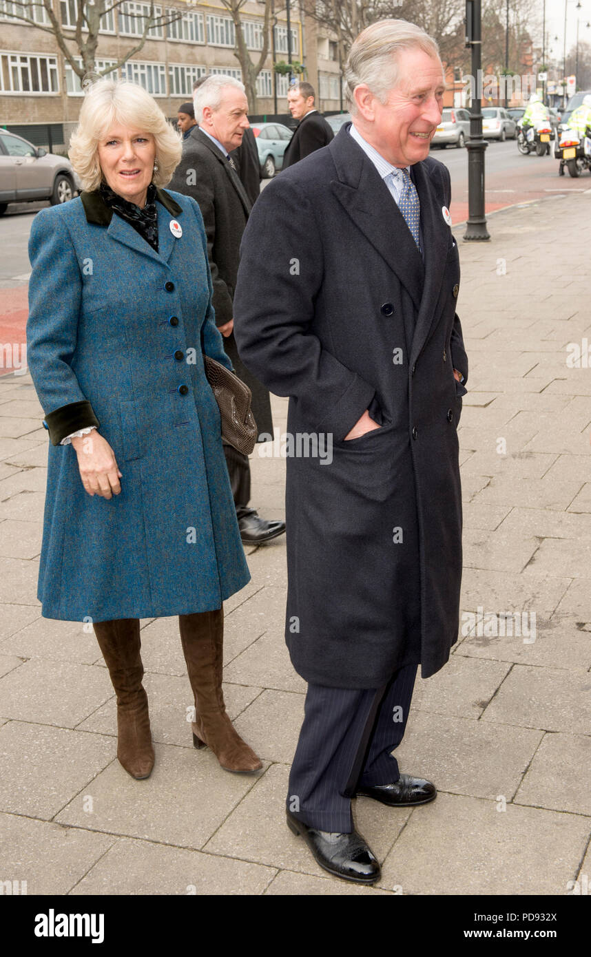 Charles Principe di Galles e la duchessa di Cornovaglia visita il High Street di Tottenham sei mesi dopo le scene di eccessiva disordini. Foto Stock