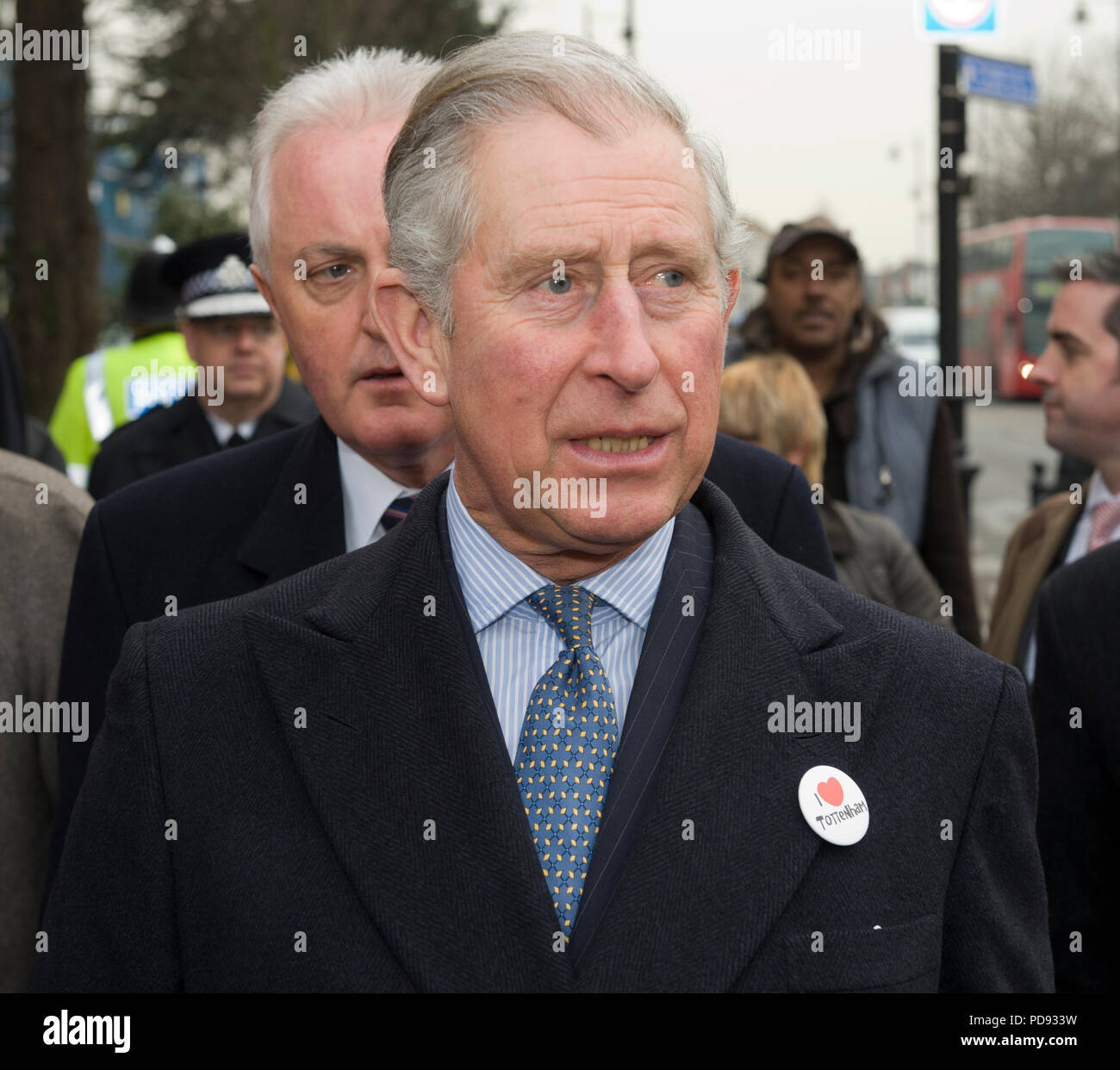 Charles Principe di Galles e la duchessa di Cornovaglia visita il High Street di Tottenham sei mesi dopo le scene di eccessiva disordini. Foto Stock