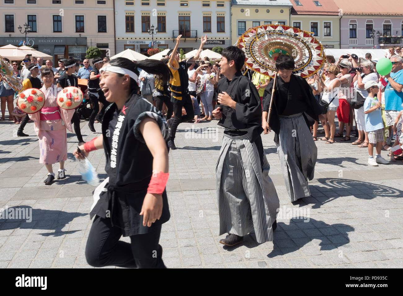 Il cinquantacinquesimo Beskidy Montanari " Settimana della Cultura 29.07- 06.08.2018 .sfilano per le strade di Żywiec in Polonia 04.08.2018 -Club TAIKO dal Giappone Foto Stock