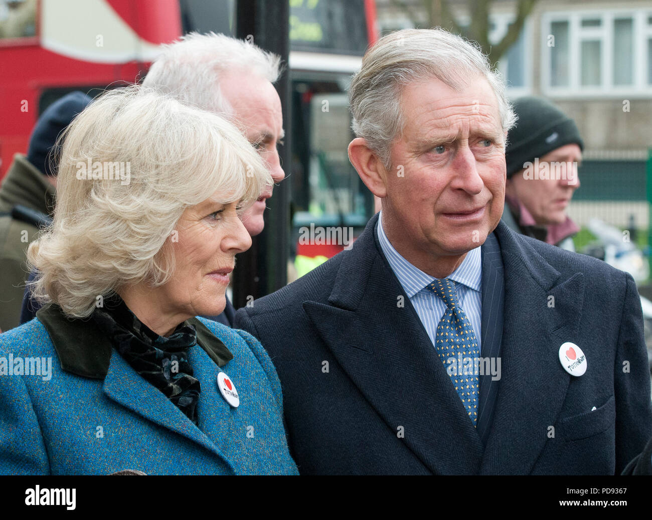 Charles Principe di Galles e la duchessa di Cornovaglia visita il High Street di Tottenham sei mesi dopo le scene di eccessiva disordini. Foto Stock