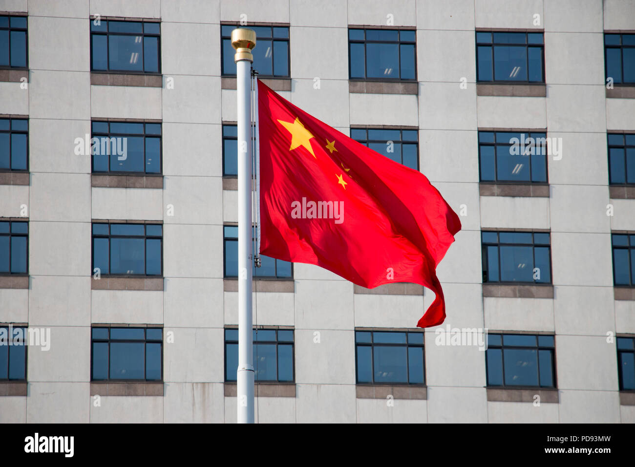Bandiera cinese. Repubblica popolare cinese red flag al di fuori del museo di Shanghai Foto Stock