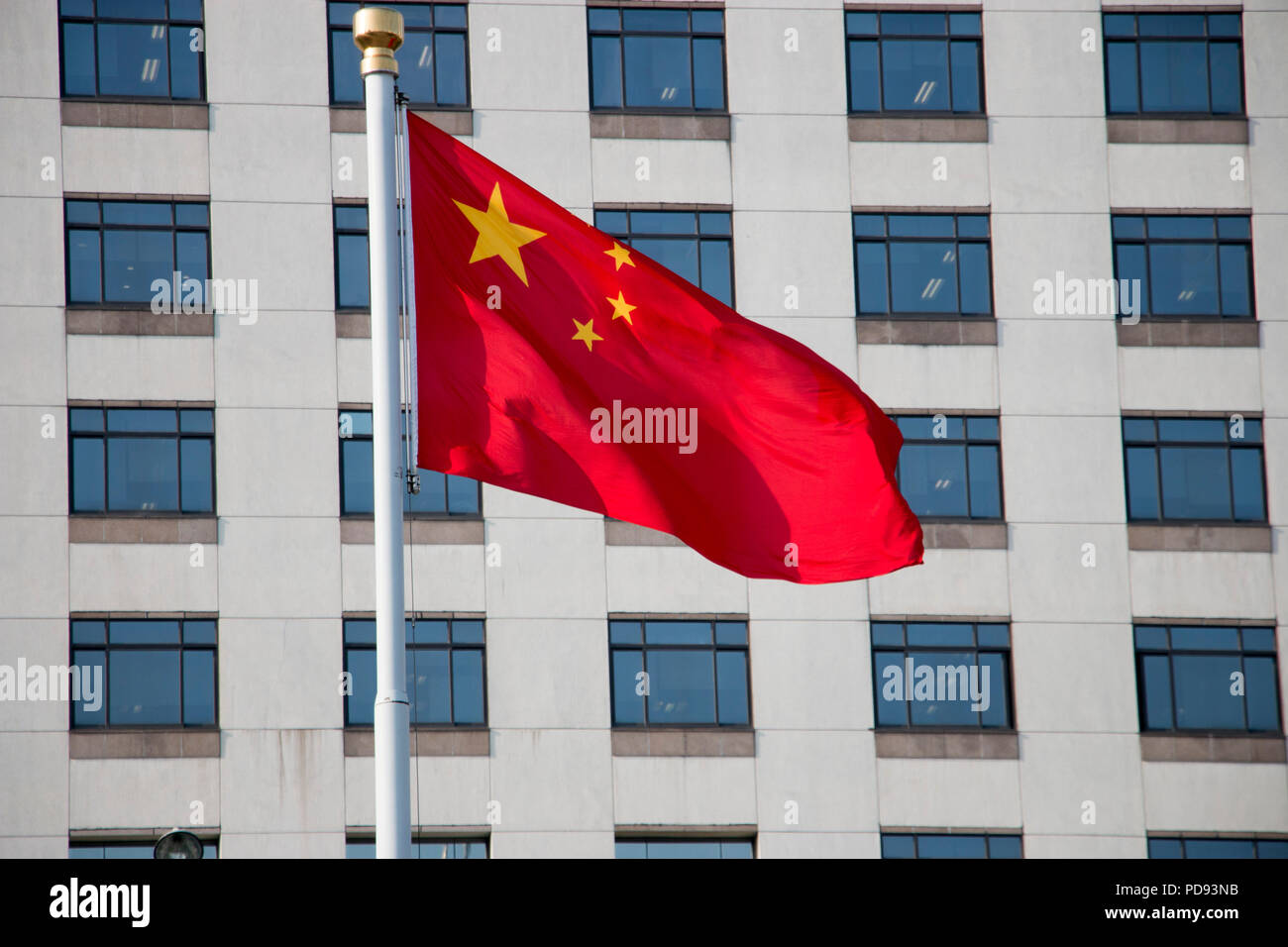 Bandiera cinese. Repubblica popolare cinese red flag al di fuori del museo di Shanghai Foto Stock