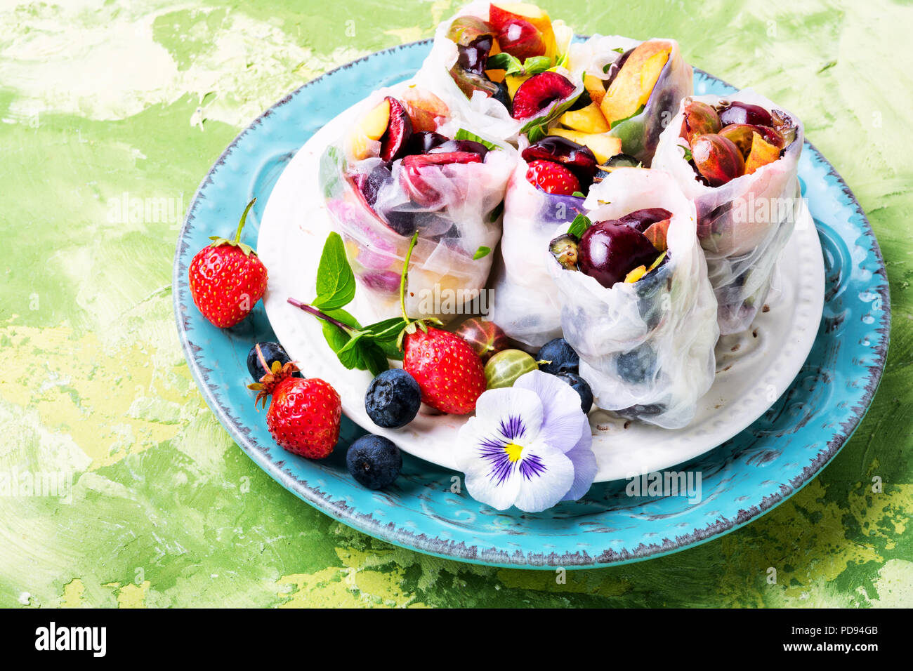 Fresco giapponese assortiti summer rolls impostato con frutti.Il cibo vegan Foto Stock