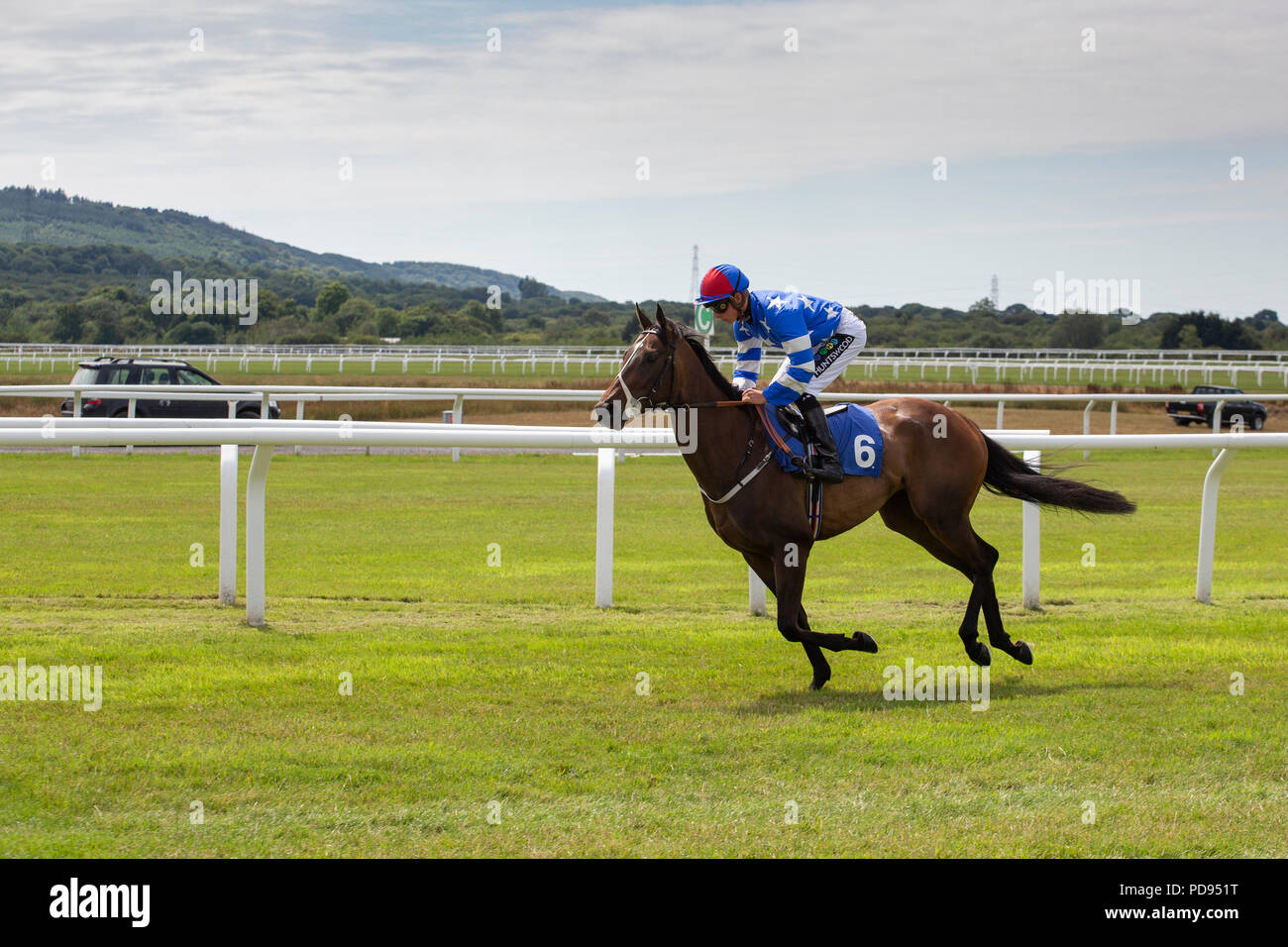 Ffos Las Racecourse, Trimsaran, Wales, Regno Unito. Martedì 24 luglio 2018. Dolce Esercizio (jockey Jason Watson) precedendo la J Edwards Sellars investimenti Handic Foto Stock