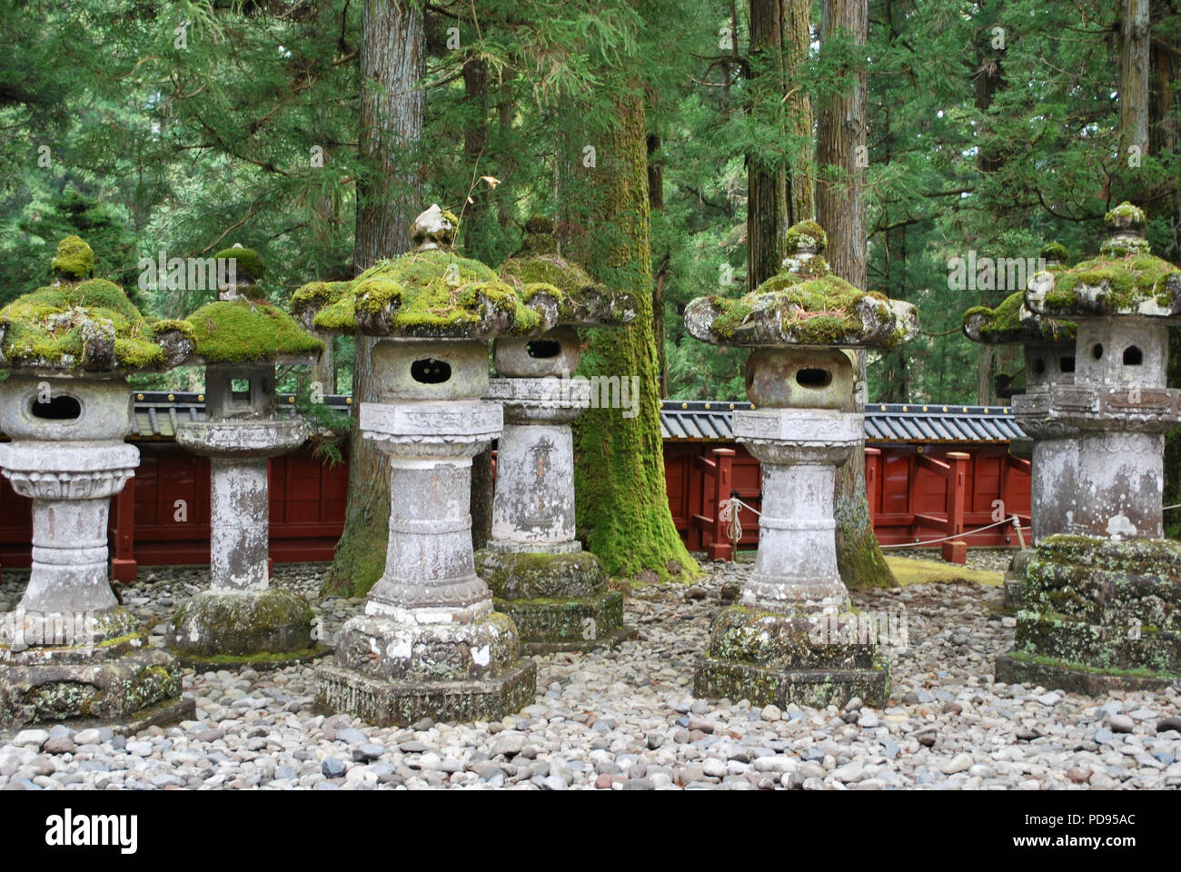 Lanterne di pietra a Tokyo in Giappone Foto Stock