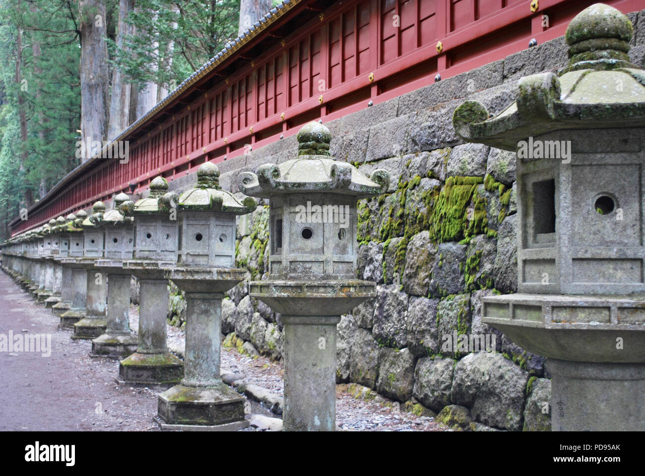 Lanterne di pietra a Tokyo in Giappone Foto Stock