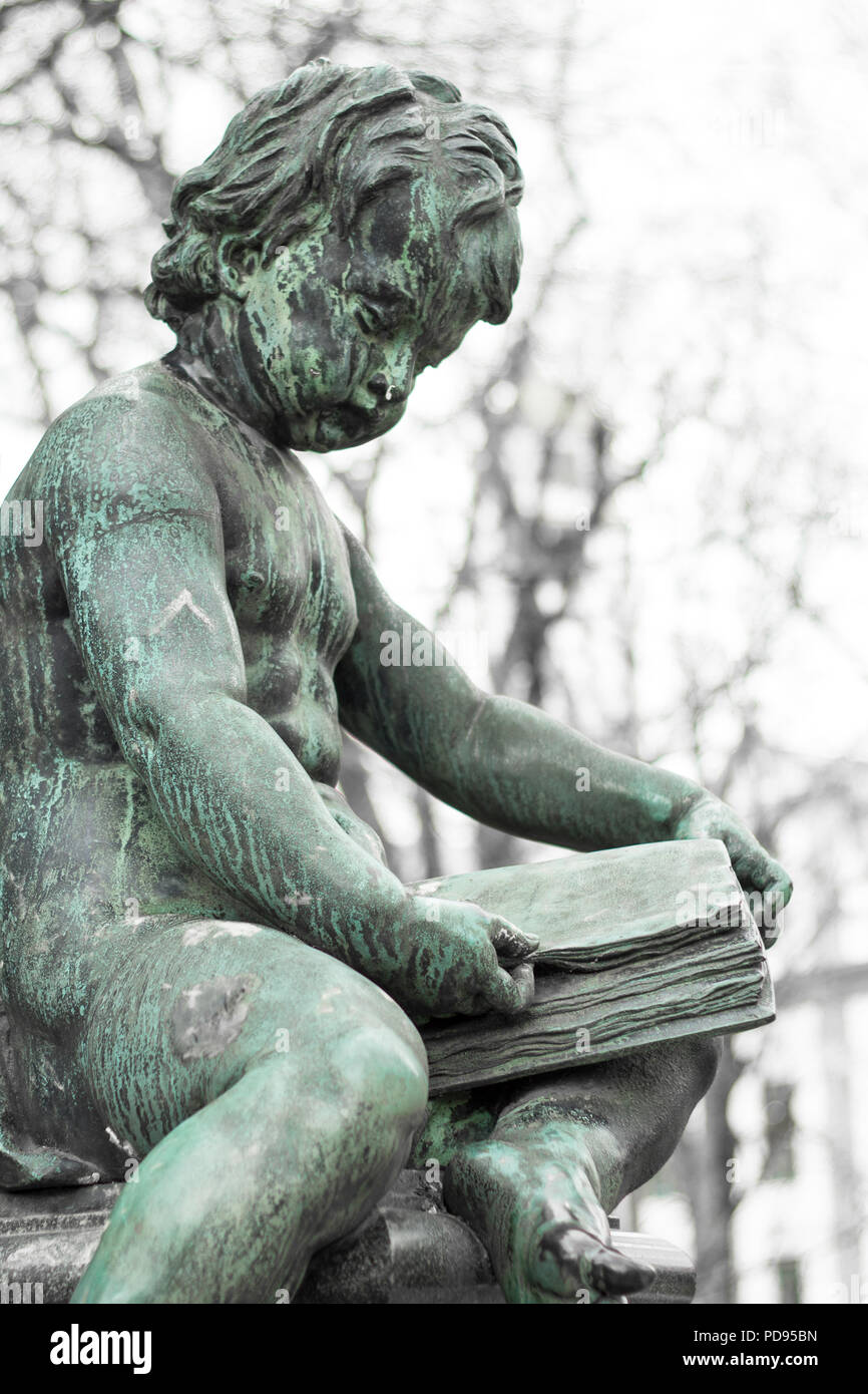 Verde rame statua angelo la lettura di un libro in Augsburg Germania Europa religiosa simbolo cristiano per il pezzo e di amore e di saggezza Foto Stock