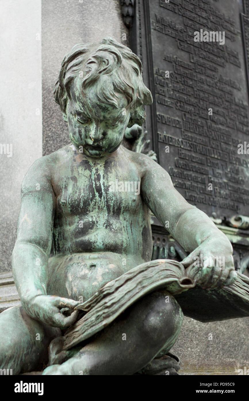 Verde rame angelo statua con un libro in Augsburg Germania Europa religiosa simbolo cristiano per il pezzo e di amore e di saggezza Foto Stock
