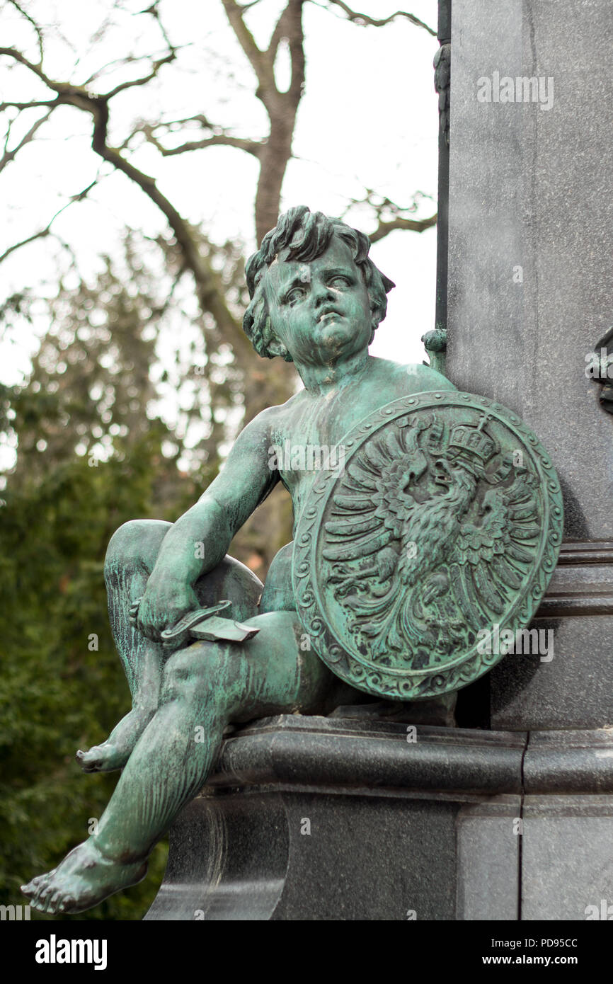 Verde rame statua angelo con uno scudo in Augsburg Germania Europa religiosa simbolo cristiano per il pezzo e di amore e di saggezza e protezione Foto Stock