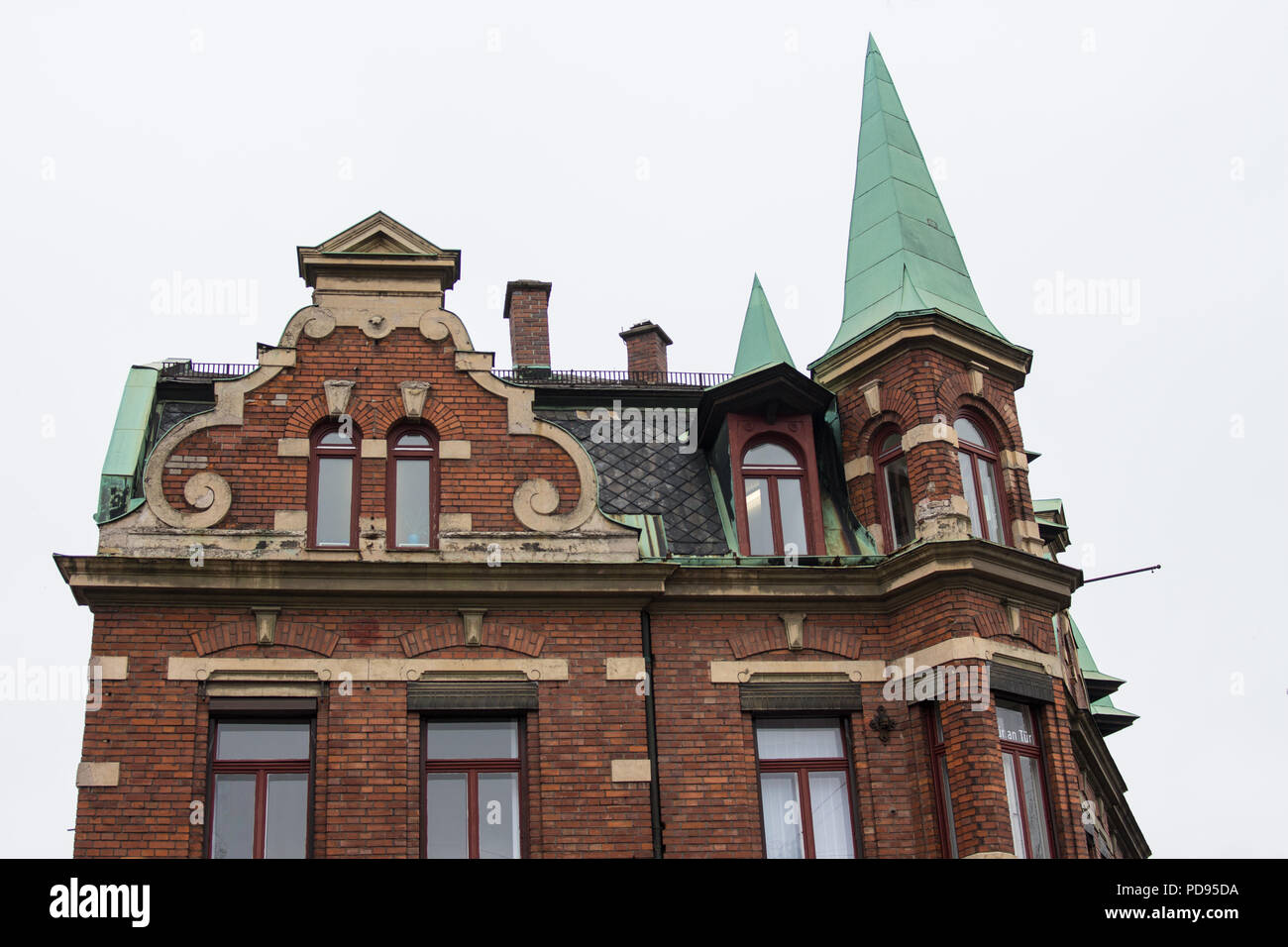 Isolato rustico vecchio europeo di parete di mattoni di edificio in Augsburg Germania witch house con ornamenti di nizza Foto Stock