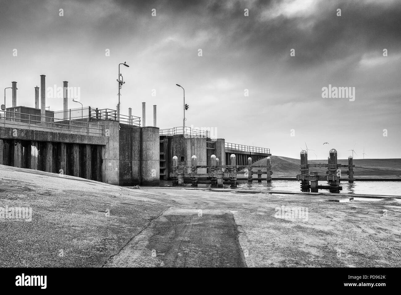 Foto in bianco e nero della serratura al fiume Eems in Termunterzijl nella provincia di Groningen nei Paesi Bassi Foto Stock