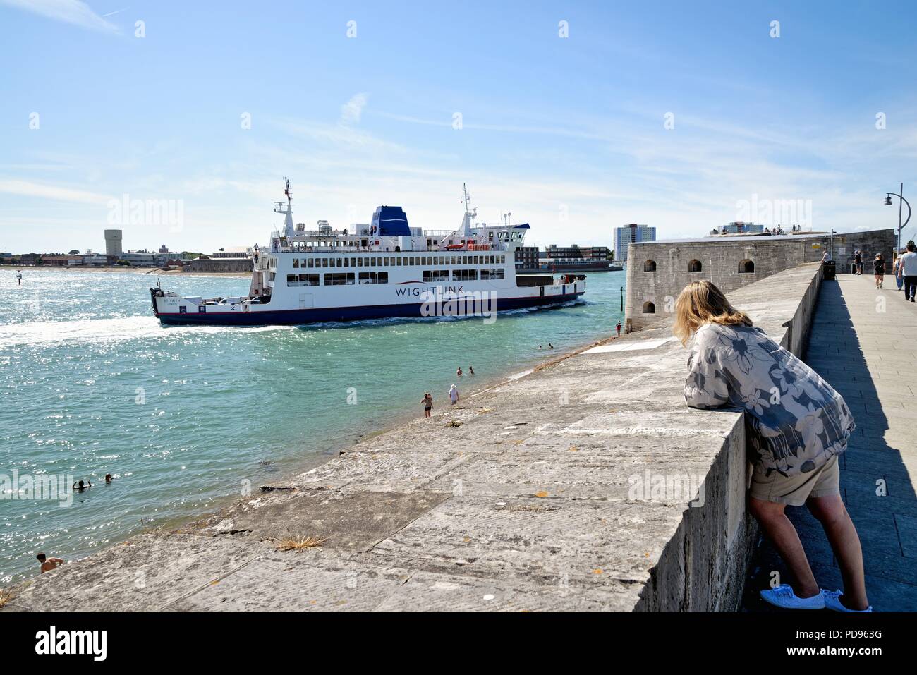 San fede Wight Link traghetto per auto inserendo il porto di Portsmouth Inghilterra Hampshire REGNO UNITO Foto Stock