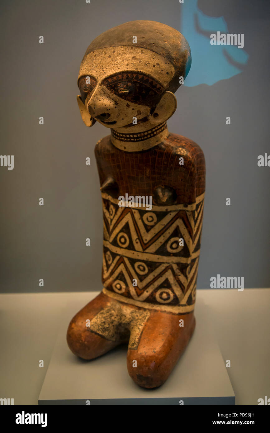 Donna con corpo geometrico decorazione scultura, Sur de Nayarit, il museo Amparo, Puebla, città in Est-Messico centrale Foto Stock