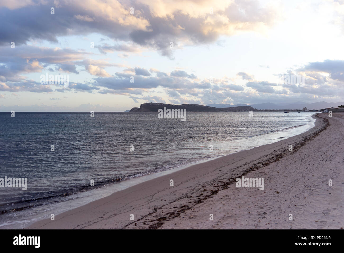 Vista ravvicinata di una sabbiosa spiaggia sarda Foto Stock