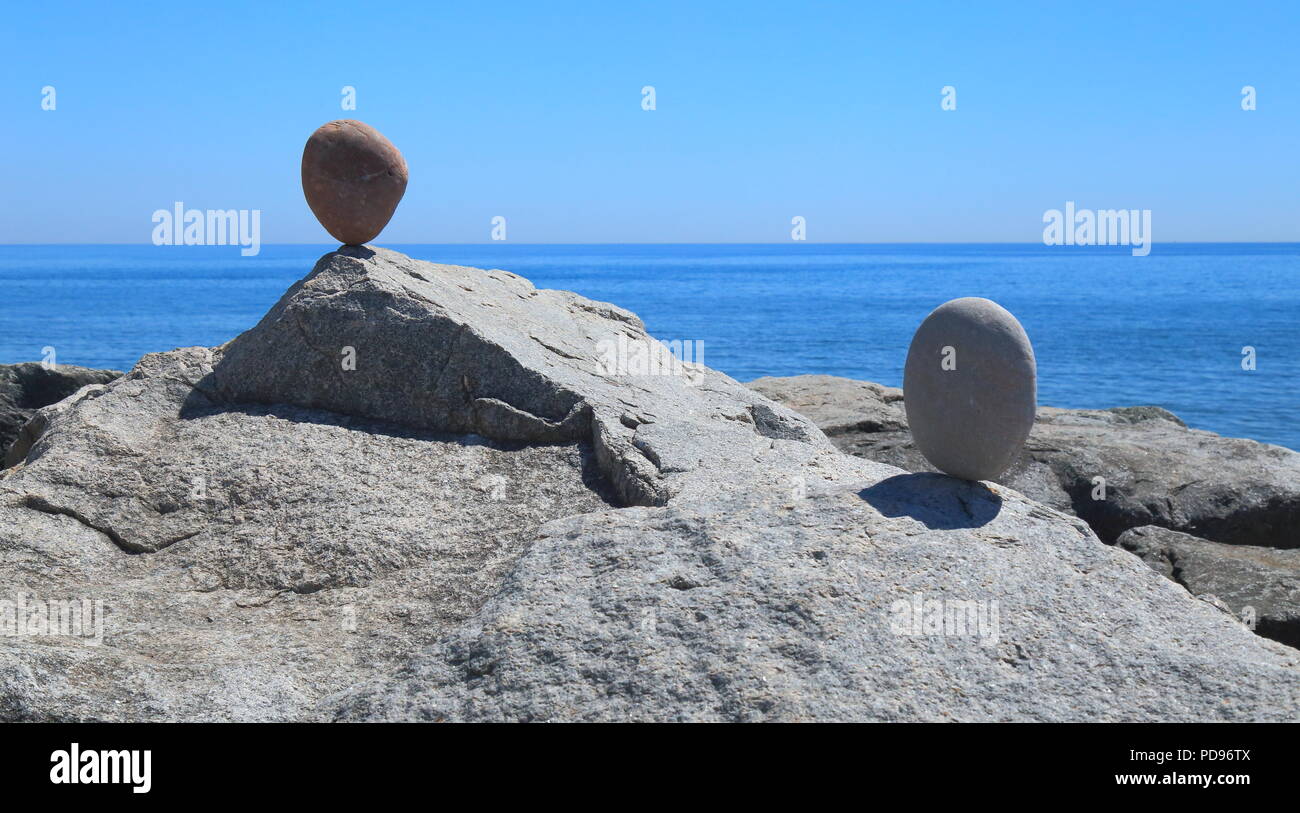 Pietre di bilanciamento sulla spiaggia rocciosa nel Devon su Jurassic Coast Foto Stock