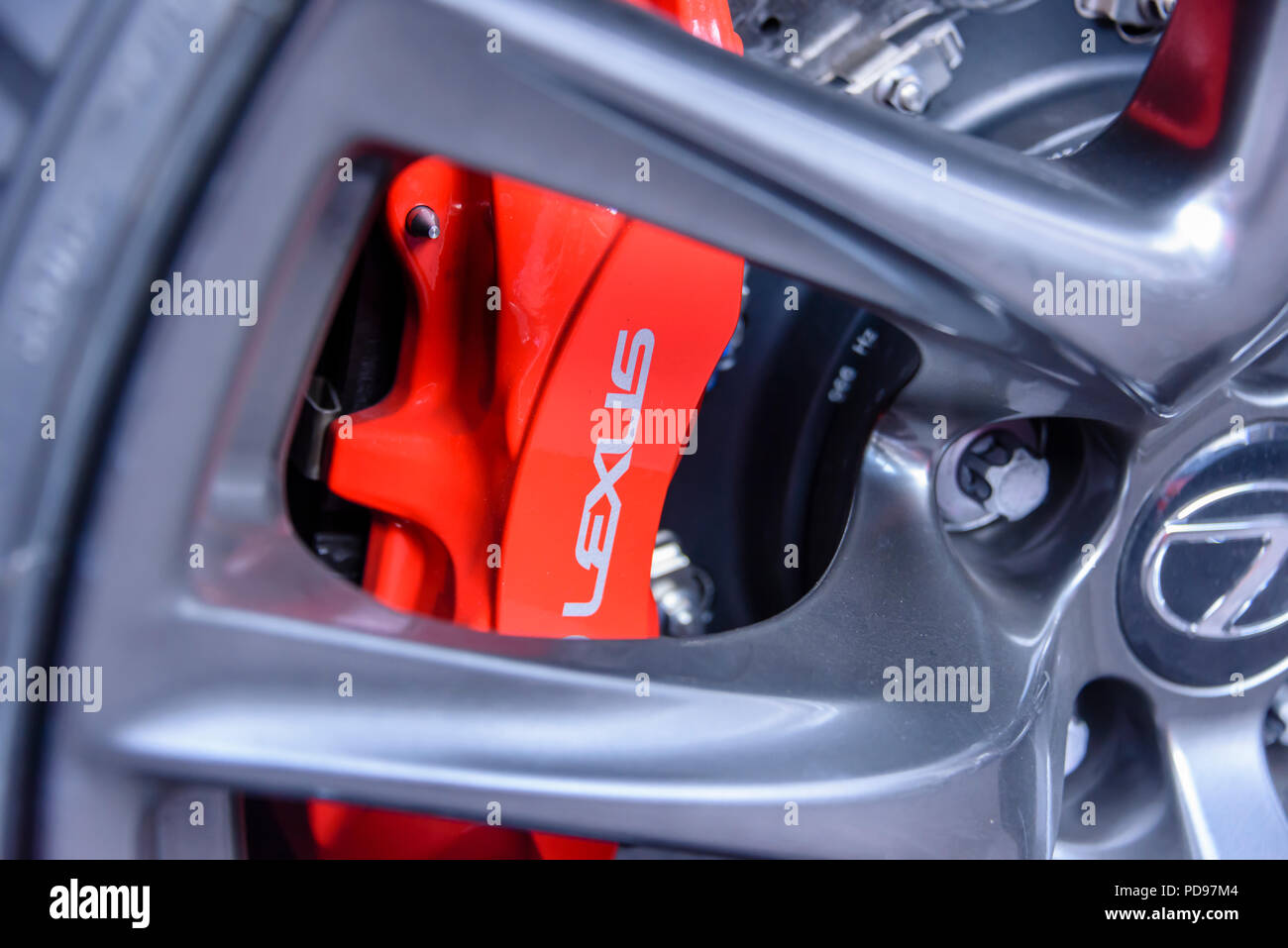 Rosso di calibri di rottura su una Lexus LFA. Foto Stock