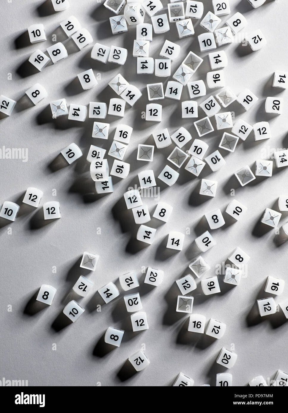 Diverse dimensioni di hangar vestiti tags Foto Stock