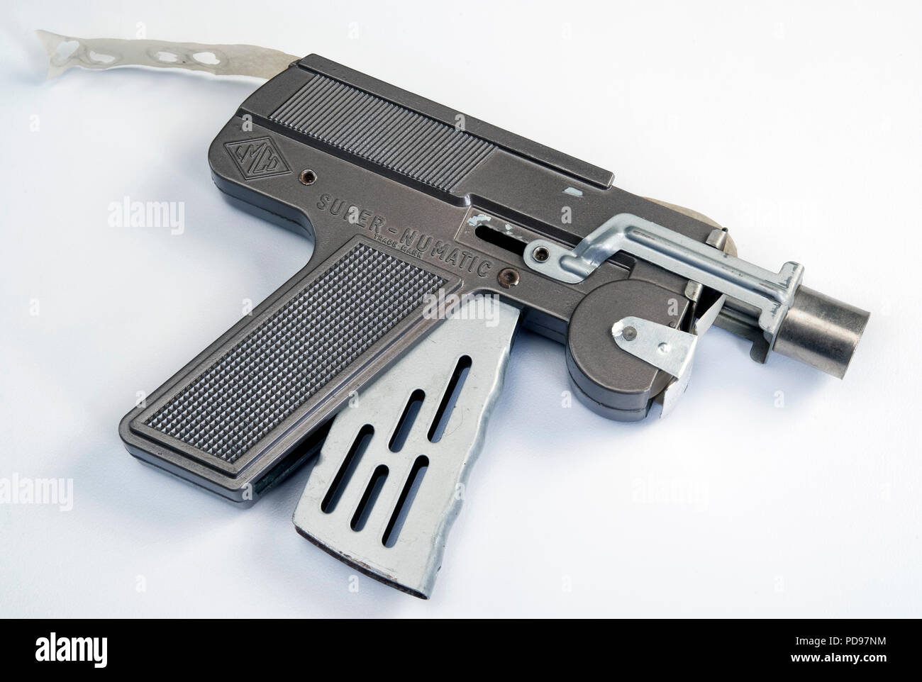 Dallas, Texas agosto 5-2018 Super Nu Matic pistola giocattolo cap realizzato negli anni cinquanta. Sembra un lazer ray gun per la corsa allo spazio. Foto Stock
