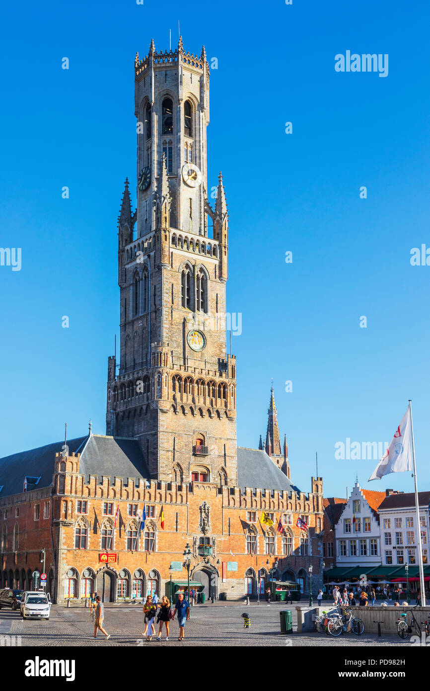 Campanile iconico di Bruges, alte 83 metri (272 ft) al posto de Bruges Bruges, Belgio. Il Campanile anticamente ospitava il tesoro e mercato Foto Stock
