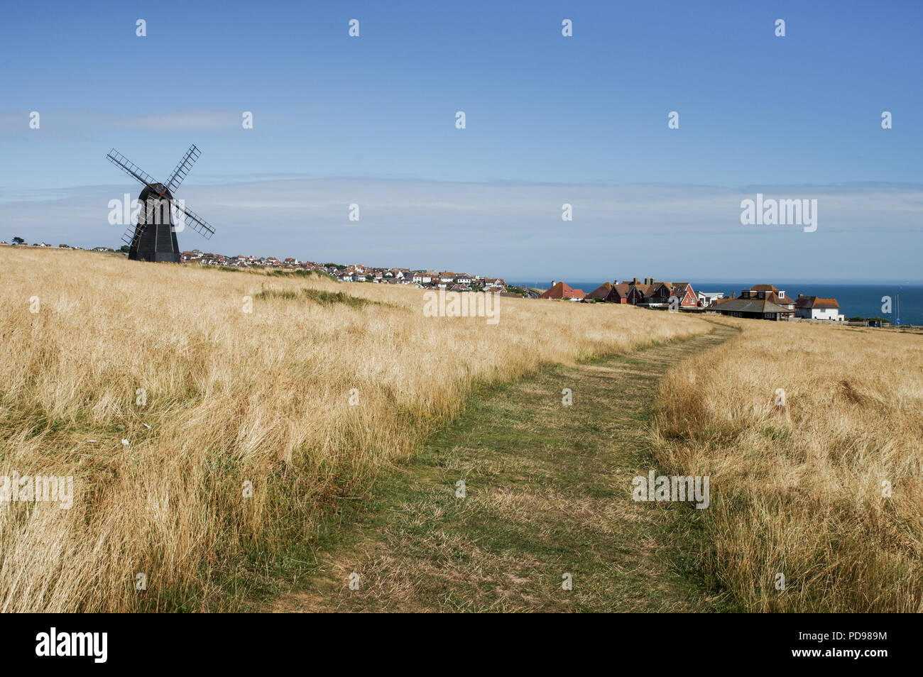 Mulino rotante (o nuovo mulino) - Un Il Grade ii Listed smock mulino a Rottingdean, East Sussex su una soleggiata giornata estiva Foto Stock