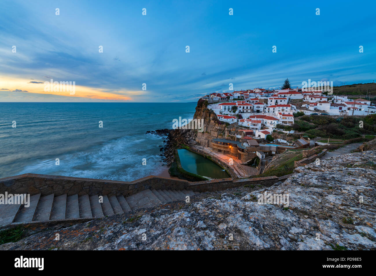 Il Azenhas do Mar Villaggio al tramonto in Portogallo, Europa; concetto per il viaggio in Portogallo e in luoghi più belli in Portogallo Foto Stock