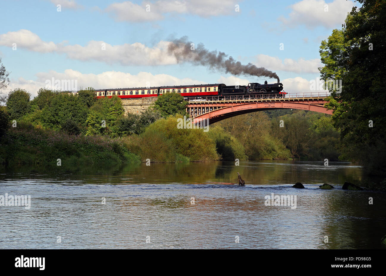 T9 30120 capi oltre il Ponte Victoria su SVR 22.9.12 Foto Stock