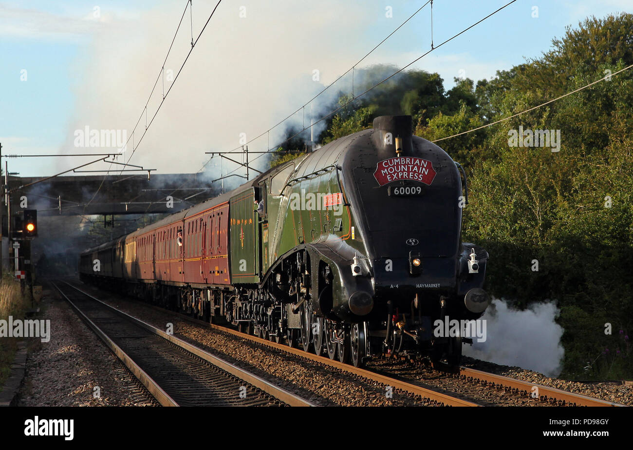 60009 Unione Sudafricana capi lontano da Lancaster sul WCML. Foto Stock