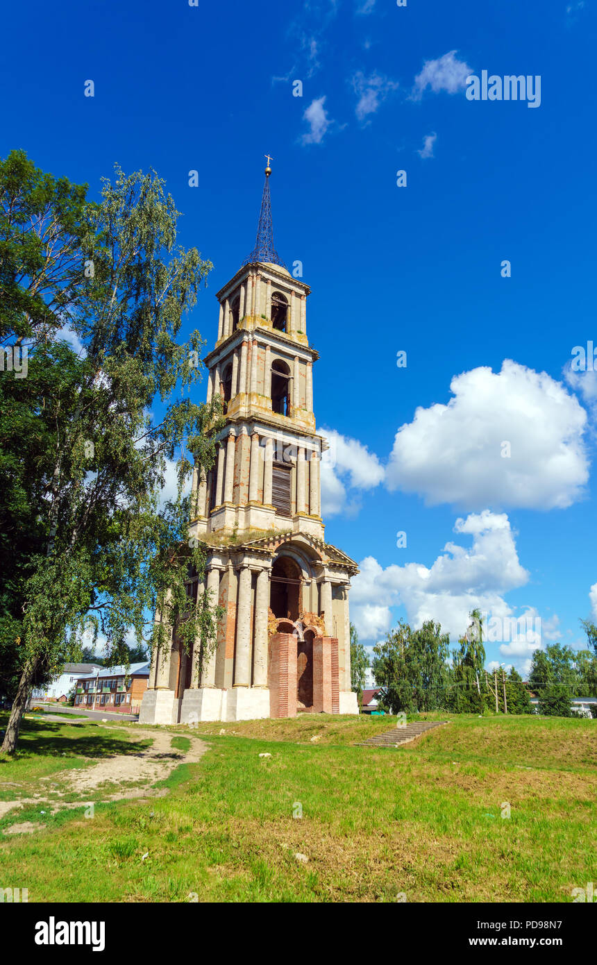 Rovine di un 75 metri di alta torre campanaria in stile classico in una piccola città regionali, Venev, Tula Regione, Russia Foto Stock