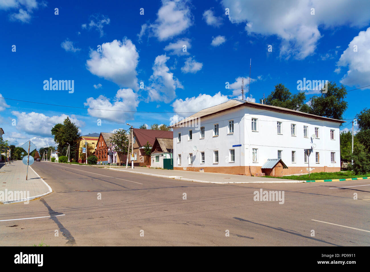 Tipiche case mercantili del XIX secolo piccola città provinciale e il campanile in stile del classicismo, Venev, Tula Regione, Russia Foto Stock