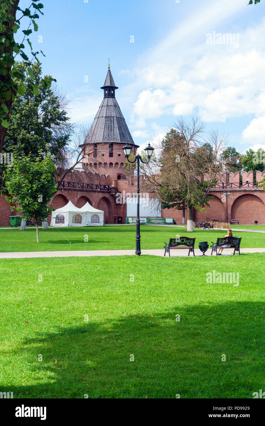 Le mura e le torri di mattoni rossi del XVI secolo il Cremlino a Tula city, Russia Foto Stock