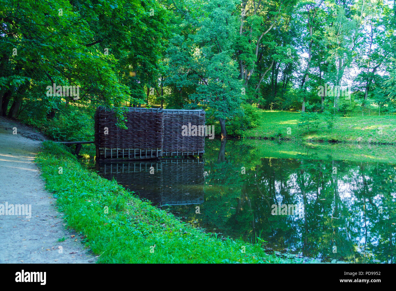 Stagno sul territorio dell'Yasnaya Polyana estate dove viveva Tolstoj e il legno bathhouse, Tula Regione, Russia Foto Stock