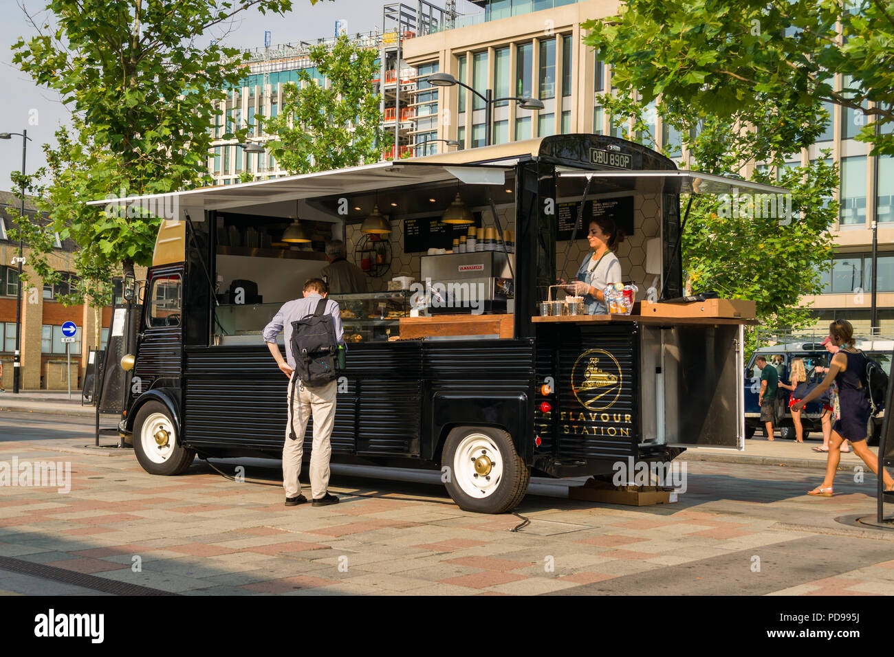Un mobile di caffè e bevande rinfrescanti shop veicolo con il cliente la navigazione, Cambridge Station Square, Regno Unito Foto Stock