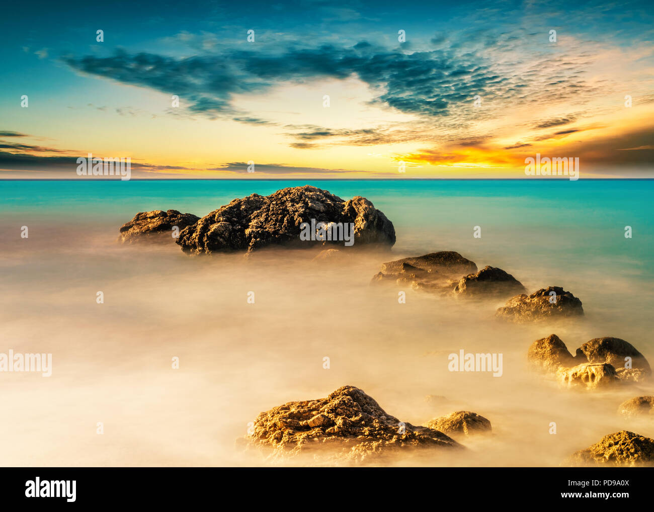 Splendido oceano scenic con rocce che galleggiano sul mare, una lunga esposizione shot con filtri Foto Stock