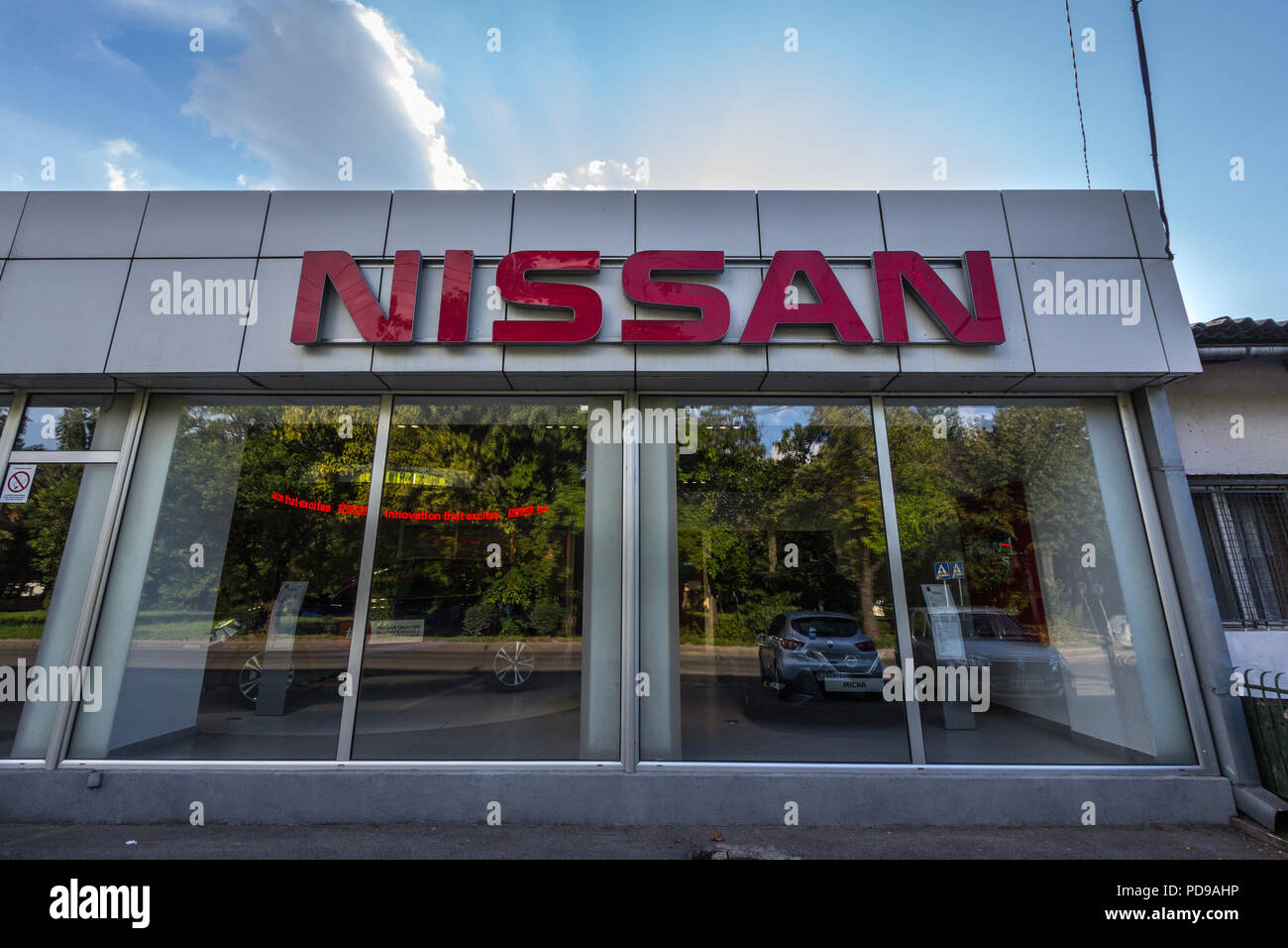 Belgrado, Serbia - Luglio 29, 2018: logo Nissan sulla loro concessionaria principale negozio di Belgrado. Nissan è una vettura giapponese e costruttore automobilistico Foto Stock