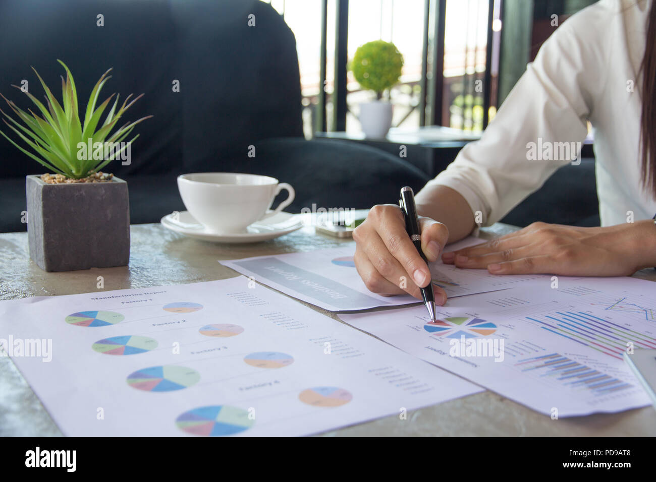 Business donna analizza i grafici in office,idee di marketing e la crescita del business Foto Stock