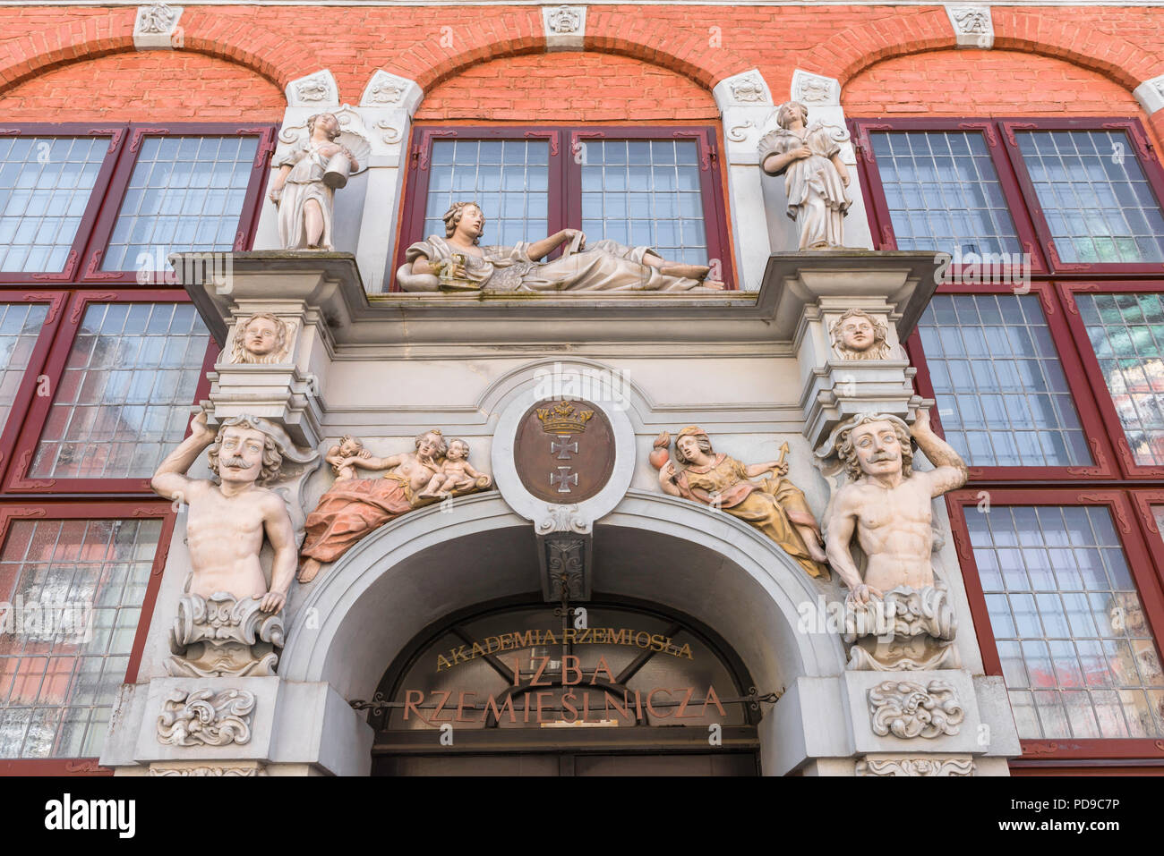 Vista delle sculture barocche decorare l'ingresso alla camera di Pomerania di artigianato costruzione in Gdansk quartiere della Città Vecchia, Pomerania, Polonia. Foto Stock