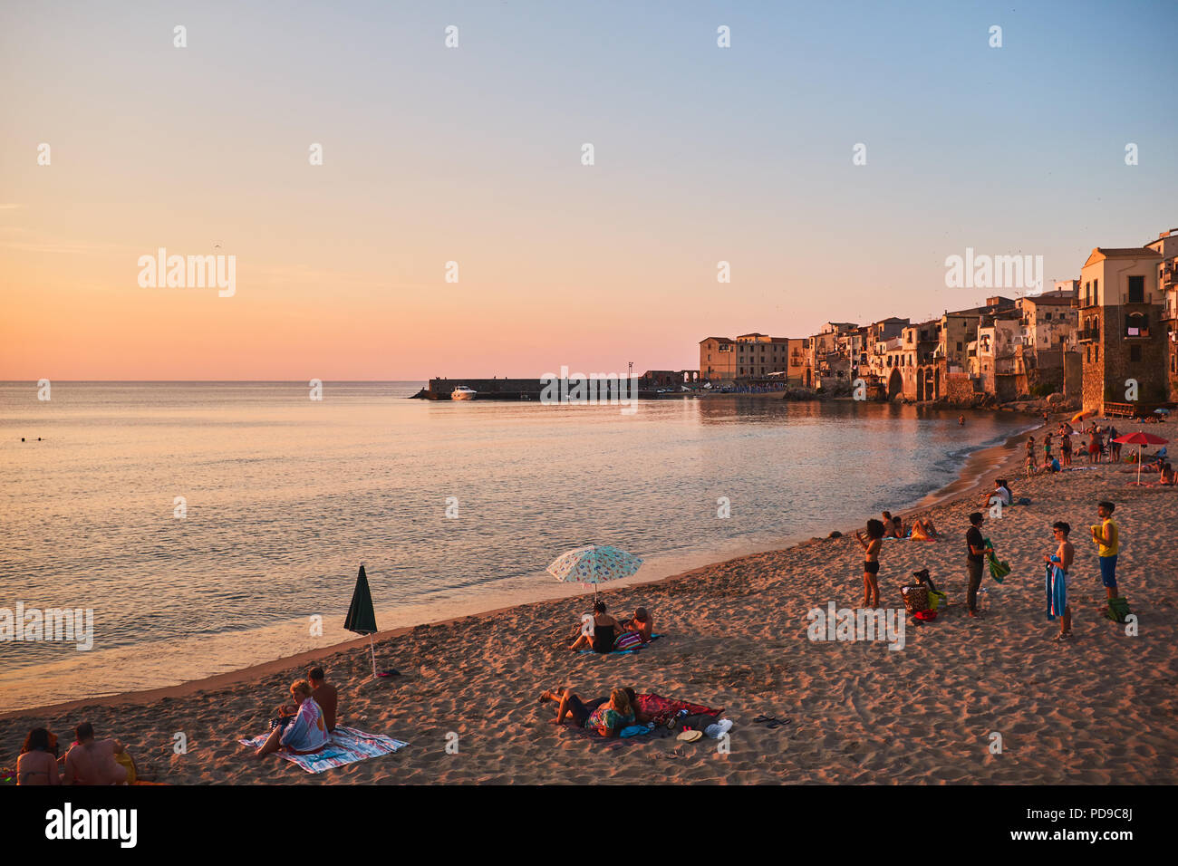 Tramonto sulla spiaggia di Cefalù. Sicilia, Italia. Foto Stock