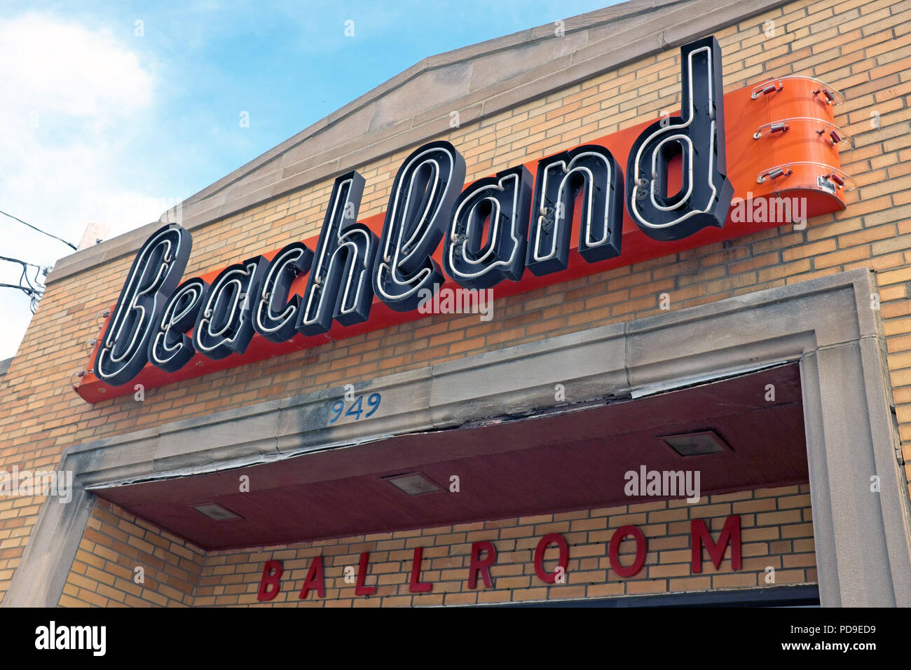 La sala da ballo Beachland insegna al neon sopra l'ingresso principale al Waterloo Arts District in Cleveland, Ohio, USA. Foto Stock