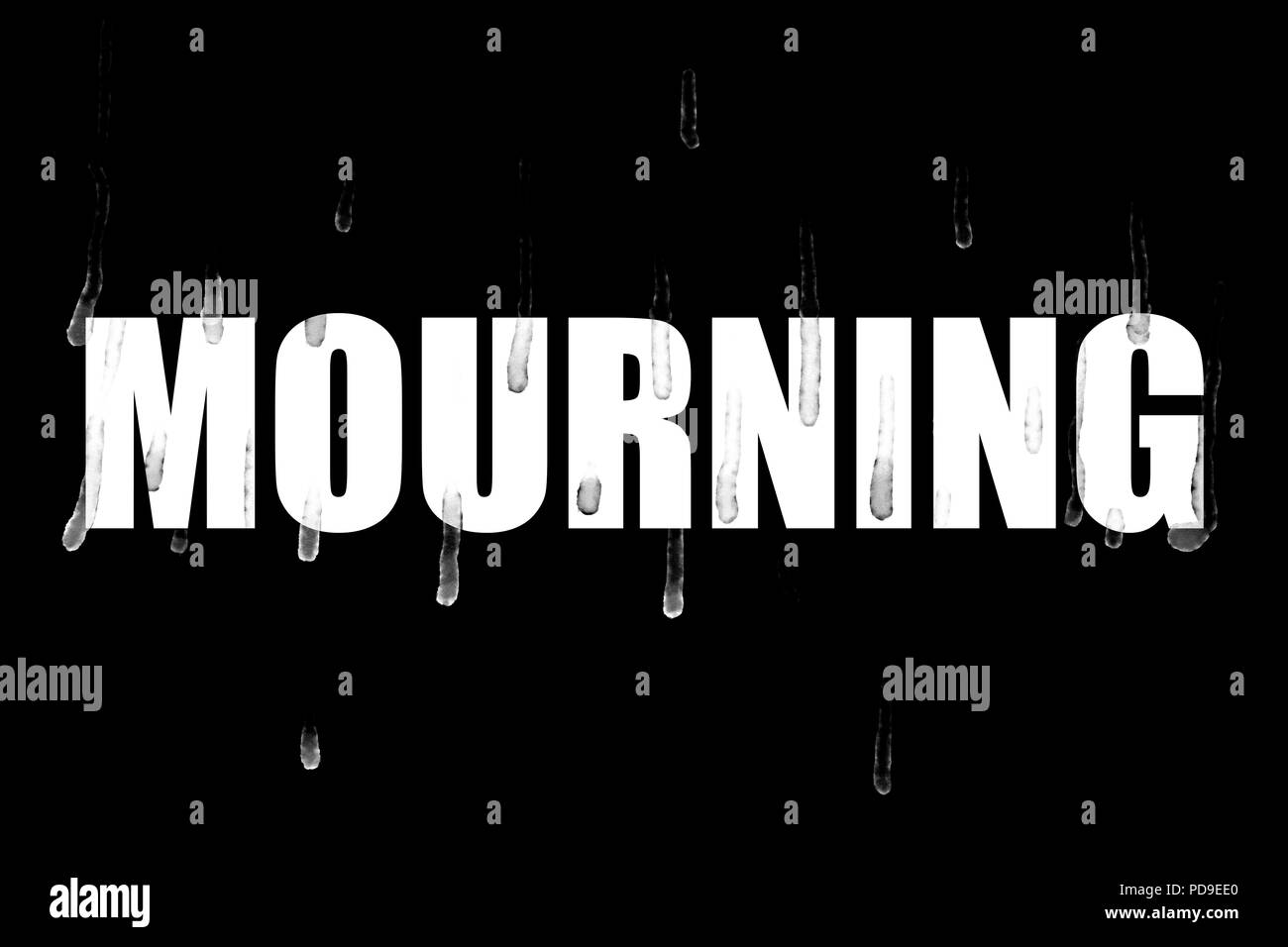 La parola 'MOURNING' sullo sfondo nero con sentieri di lacrime sulle lettere in bianco e lo sfondo Foto Stock