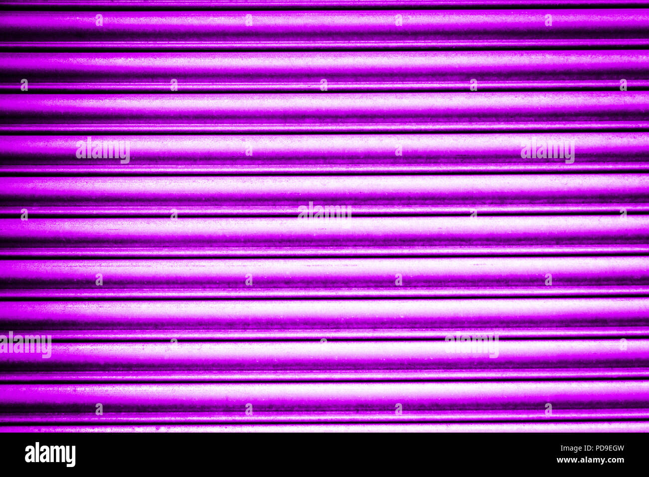 Close-up di alluminio ondulate superficie metallica sfondo in viola, Ultra Violet, colore fucsia sotto la luce diretta del sole Foto Stock