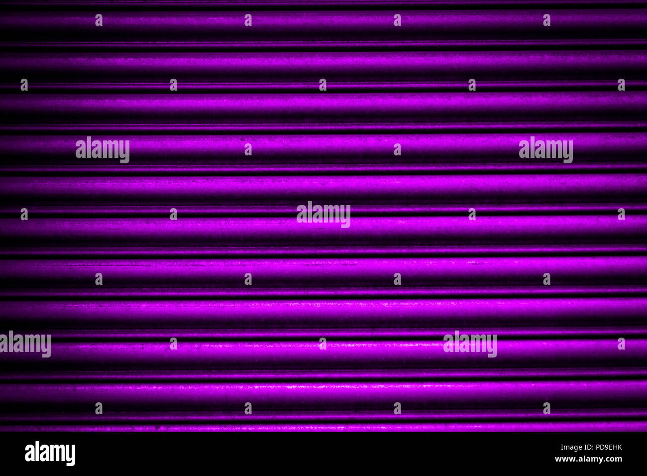 Close-up di alluminio ondulate superficie metallica sfondo in viola, Ultra Violet, colore fucsia sotto la luce diretta del sole, TYRIAN VIOLA Foto Stock