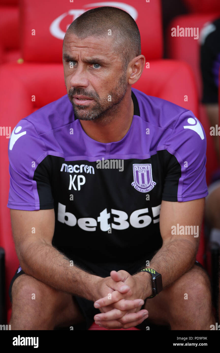 Stoke City coach Kevin Phillips durante un pre stagione amichevole a Bet365 Stadium, Stoke. Foto Stock